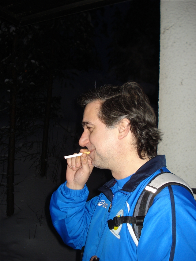 Domenico che fuma in attesa della chiamata
